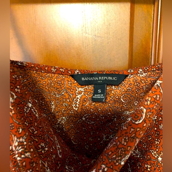 Banana Republic Tops - Banana republic, paisley, lovely satin style sleeveless blouse